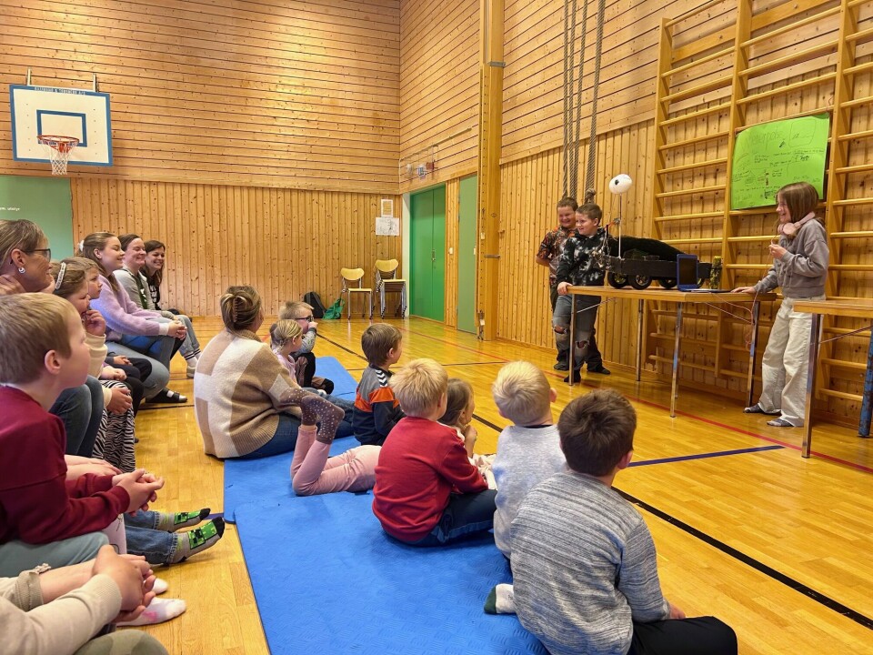 Det var spennende å følge med på presentasjonene, og mange stilte gode spørsmål. Unger som sitter på rekker foran de som presenterer roboten sin