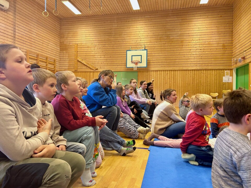 Robotene fascinerte de fleste på Mo oppvekstsenter, og barna fulgte spent med på presentasjonene Unger som strekker hals og rekker opp hender