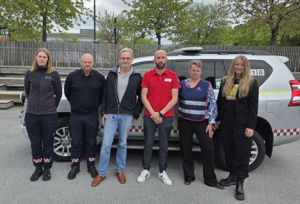 F.v. Trygg heime-koordinator Vibeke Warvik, brannsjef Tor Arne Moen, leiar i kriseleiinga i Surnadal kommune Råg Ranes, nestleiar i Surnadal Røde Kors Olav Polden, leiar i Surnadal sanitetsforening (og representant for Todalen sanitetsforening) Elinor Bolme og medlem i kriseleiinga i Surnadal kommune Anne Lise W. Vullum. Seks personer foran en brannbil