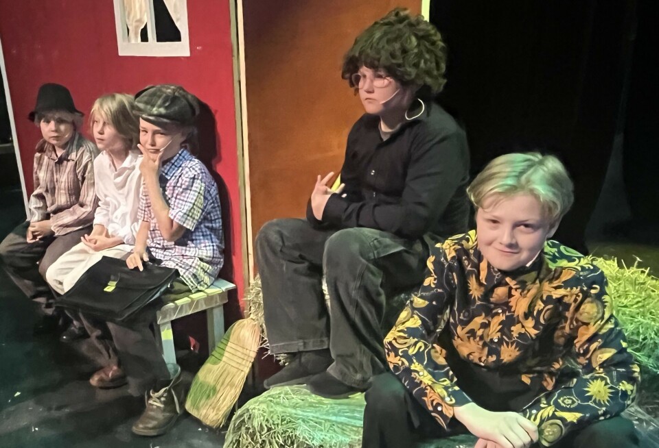 Fra fjorårets forestilling. Fem barn utkledd som voksne på en scene.