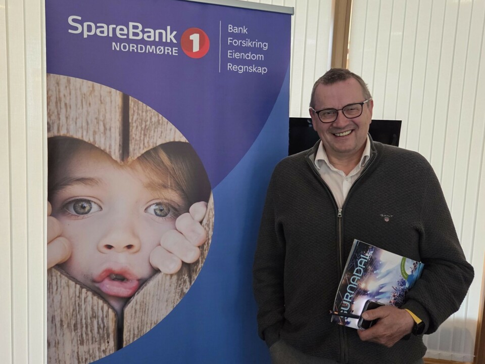 Bergsvein Brøske er leiar i Surnadal Næringsforening. En smilende mann ved en Sparebank 1 roll-up.
