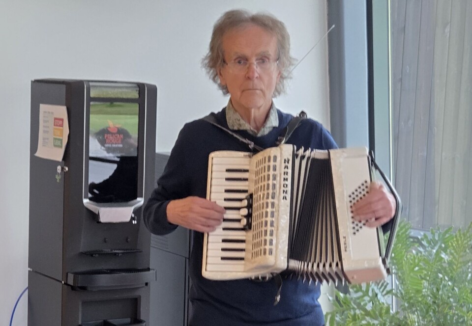 Henning Sommerro spela trekkspel og song. En eldre mann som spiller trekkspill.