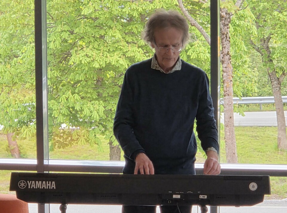 Henning på keyboard, En eldre mann som spiller keyboard.