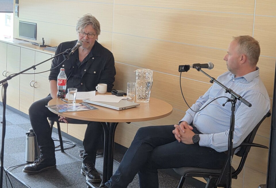 Svein Håvard Saksen er ekte Surnadals-patriot. To menn som sitter og snakker i mikrofon.