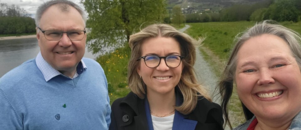 Sissel Kruse Larsen på en frisk luftetur langs elva med Hugo Pedersen og Anett Ranes. Tre personer står foran på bildet. En elv renner bak dem på venstre side. På høyre side en åker med gress. Rett bak går en sti. Til venstre en mann, de to andre er damer