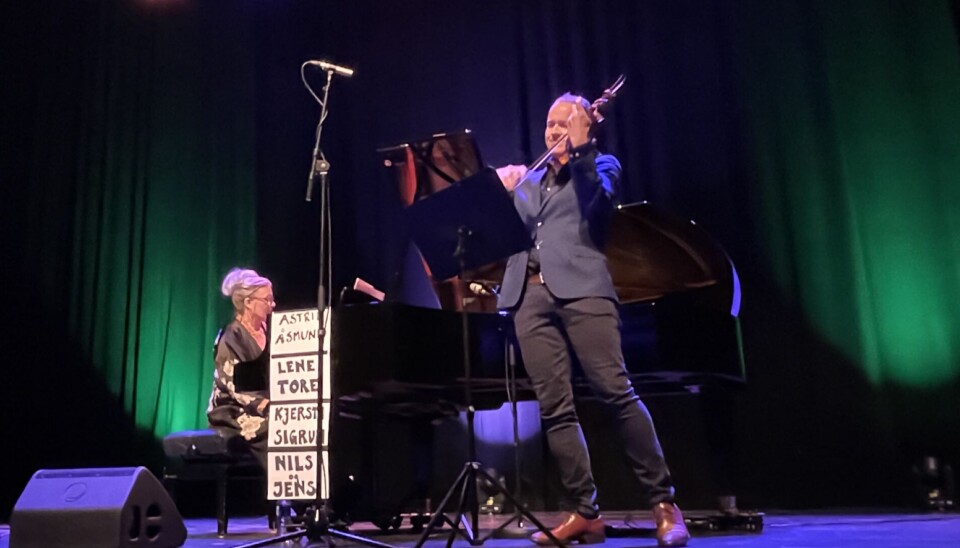 Ingrid Bjørnov fikk med seg Anders Larsen på fiolin under konserten i Surnadal Kulturhus en mann til høyre som står og spiller fiolin. til venstre i bildet en dame som spiller på et flygel