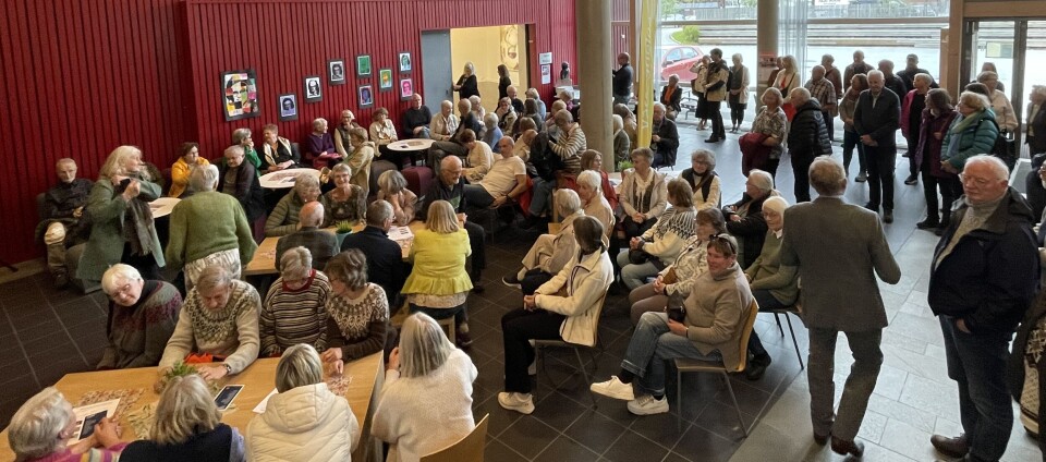 Fult i fojaen på Kulturhuset ved åpning av kunstutstillingen Flere mennesker i et stort rom.