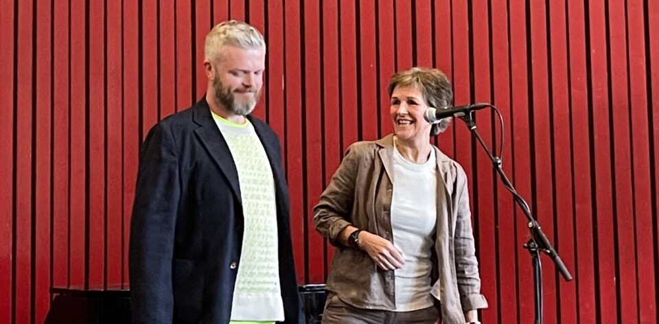 Kunstneren Lars Korff Lofthus er årets utstiller. En mann til venstre og en dame til høyre