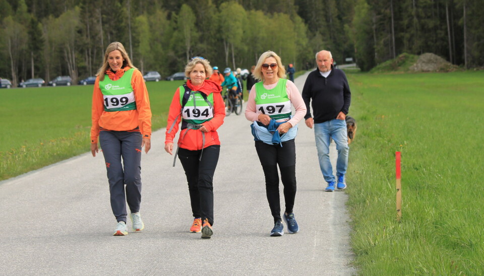 Hostovatnet rundt 2025 Tre damer med startnummer går langs vei