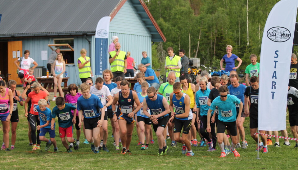 Hostovatnet rundt arrangeres onsdag 4.juni Mange løpere starter på et løp på en idrettsplass