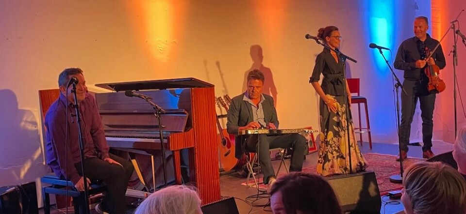 Blidspent gjeng som tydelig trivdes på scenen og koste seg sammen med gjestene på Surnadalsøra fredag kveld. Fire musikere på en scene.