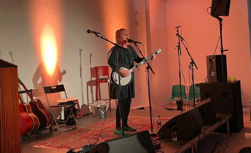 Banjo-Kari fenget publikum med sang, banjospilling og humor. Hun fikk velfortjent stor applaus blant annet etter banjosolo i hurtig tempo. Dame med banjo synger og spiller.