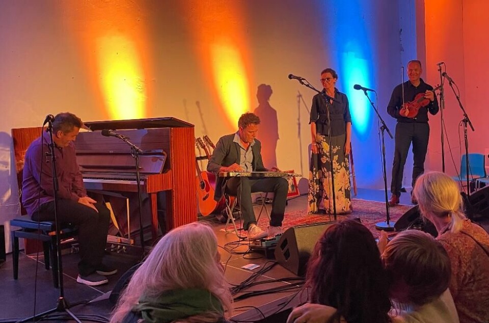 Alle musikerne leverte utmerket. Her spiller Ansnes på 'lap steel'-gitar. Fire musikere på en scene.