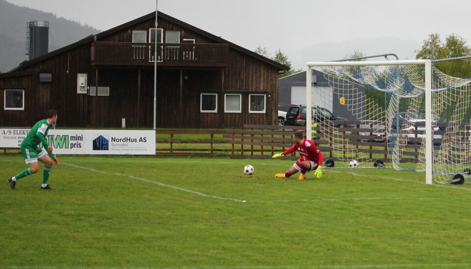 Her går ballen i mål etter litt frem og tilbake i feltet, og Surnadal IL leder 2-1