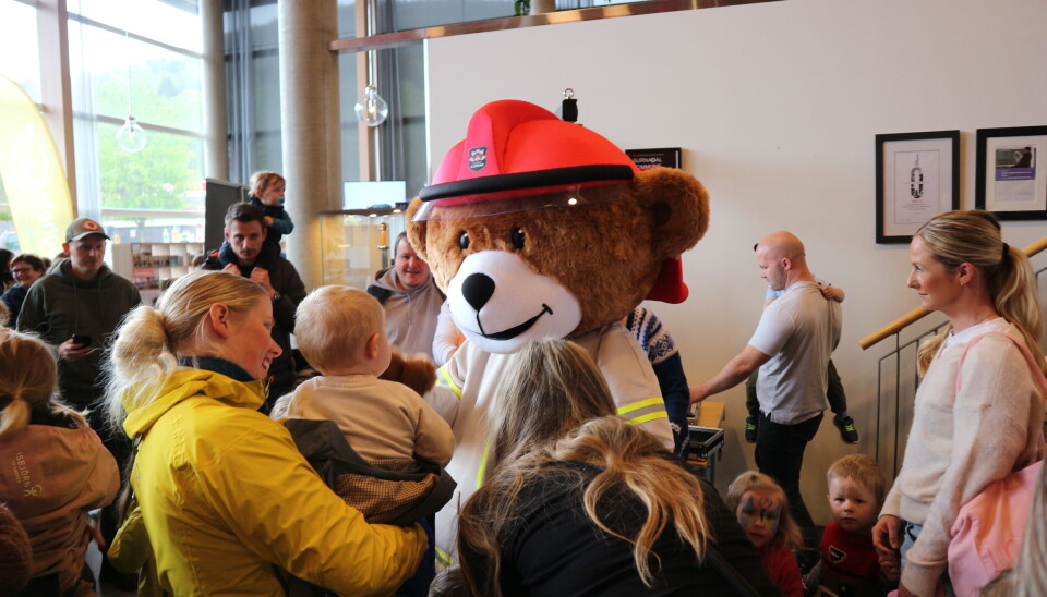 Bjørnis kommer til åpen brannstasjonene i Rindal og Surnadal på lørdag bjørnis blandt voksne og barn