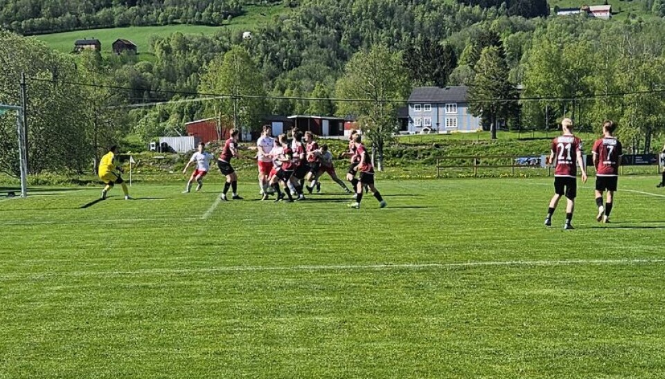 Her har Geir Bævre tatt frisparket og bare sekunder etterpå har Vegard Mogset headet ballen i mål til 4-0.