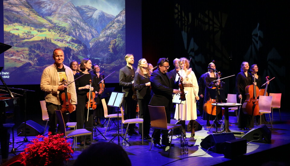orkester med strykeinstrument på scene