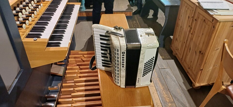 En velbrukt Harmona på orgelkrakken etter endt konsert.