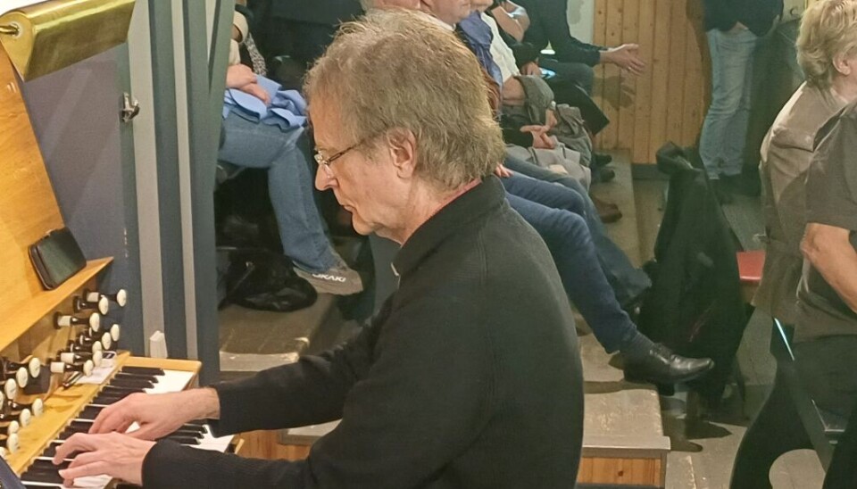 Henning trakterer orglet.
