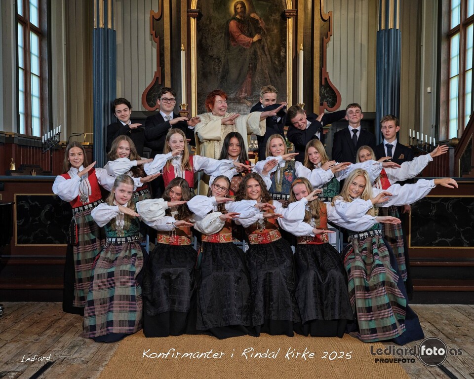 Konfirmantene i Rindal kirke Ei gruppe konfirmanter og en prest oppstilt til fotografering i kirka.