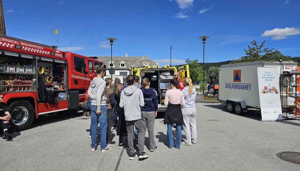 Elever fra 8 klasse ved SUBUS hadde en del av skoledagen ute på opplæring om beredskap.