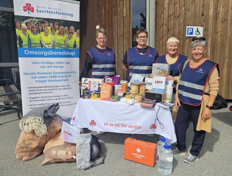 Surnadal sanitetsforening viser eksempler på hva en bør ha i beredskap. F.v. Ellinor Bolme, Helga Krangnes, Solveig Glærum og Ingrid Pedersen. Fire damer fra Sanitetsforeninga sin beredskapsgruppe på stand.