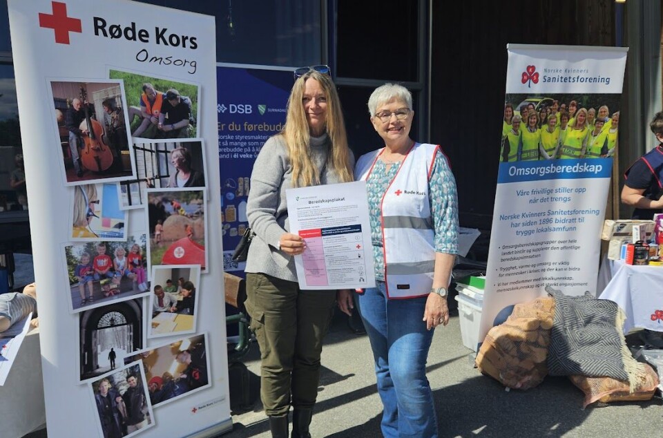 Surnadal Kommue og Surnadal Røde Kors samarbeider om god informasjon og beredskap. Anne Lise With Vullum (t.v.) og Elsa Kvande. To damer foran en stor Røde Kors-plakat.