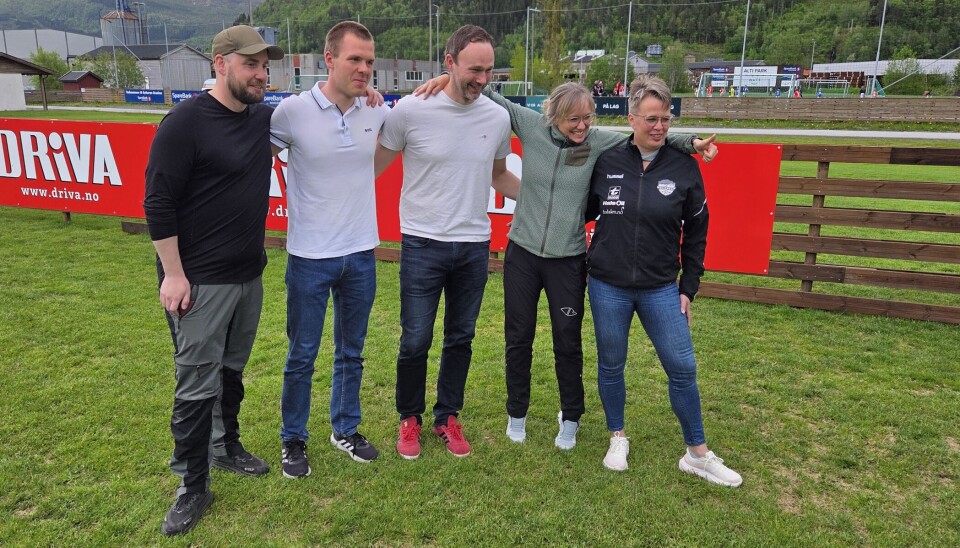 Cuparrangørane framfor nye reklameskilt for cupsponsor.