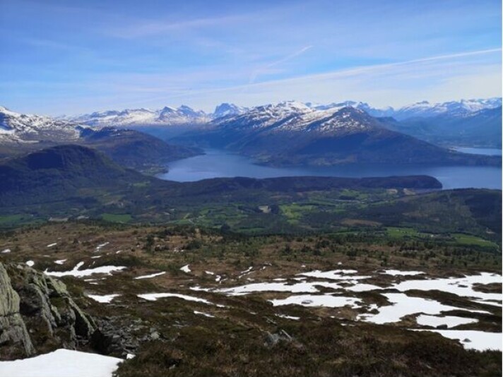Utsikt frå Strengen. Utsikt mot fjorden fra en fjelltopp.