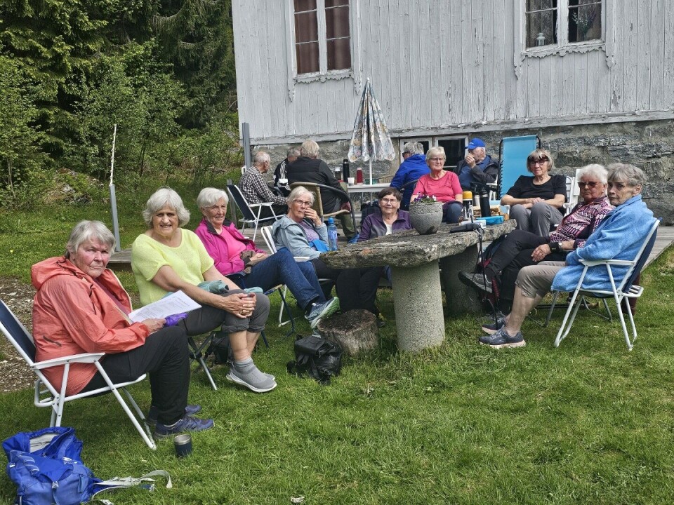 Kaffepause i sola Pensjonister på klappstoler