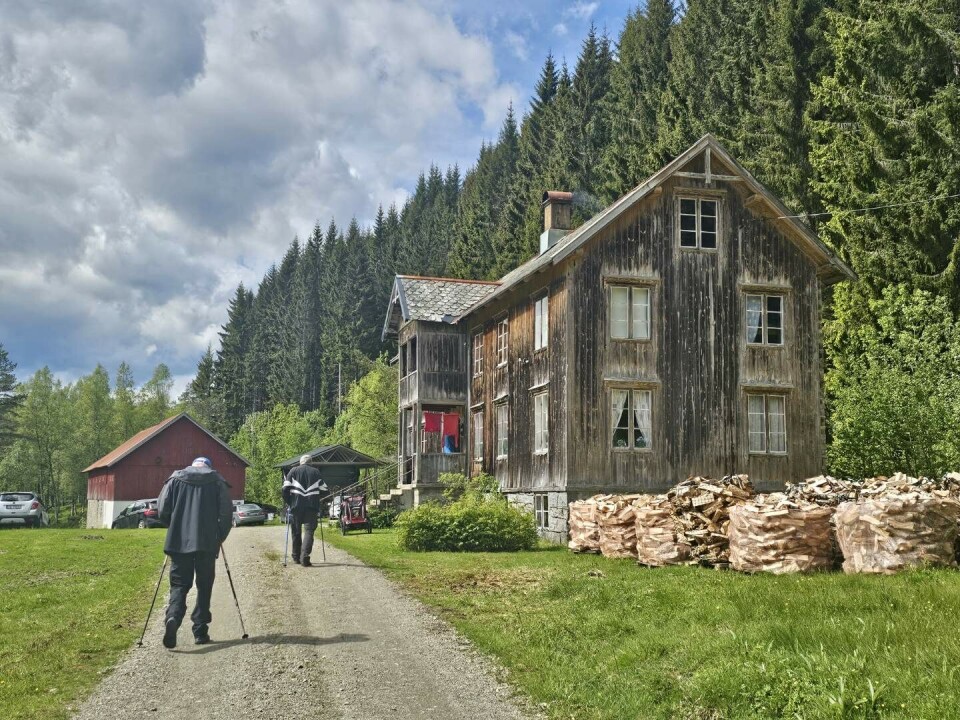 Turmålet var en gammel bebyggelse i Bøverdalen. Gammelt hus og pensjonister på tur