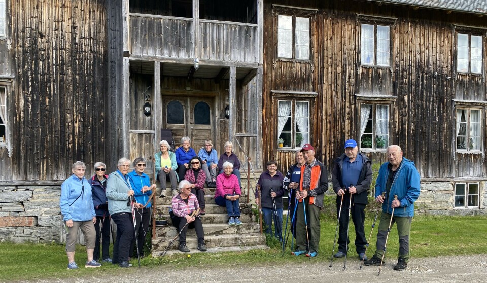 Surnadal pensjonistlag på tur Oppstilte pensjonister foran gammelt hus