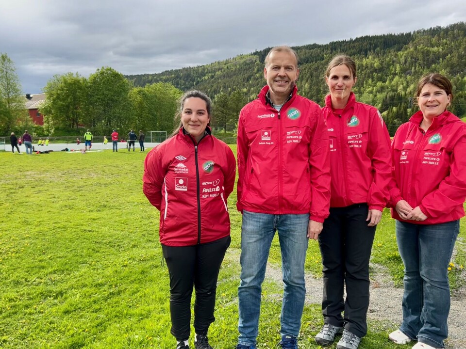 Representanter for styret: F.v: Liv Jenny Henden Bredesen, Jo Bjørnar Fiske, Siv Beate Stangvik og Inger Mette Gravvold Fiske Fire personer i røde ØSIL-jakker