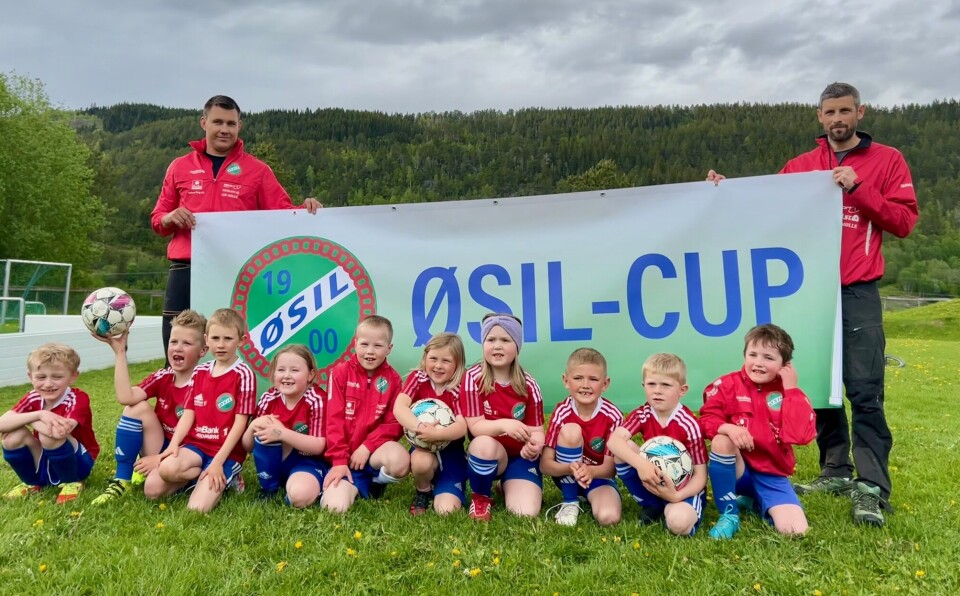 ØSIL inviterer til knøttecup i Øvre Surnadal 15. juni. Her er årets knøtter sammen med trenerne Magnar Løset og Gøran Bolme. Barn foran banner
