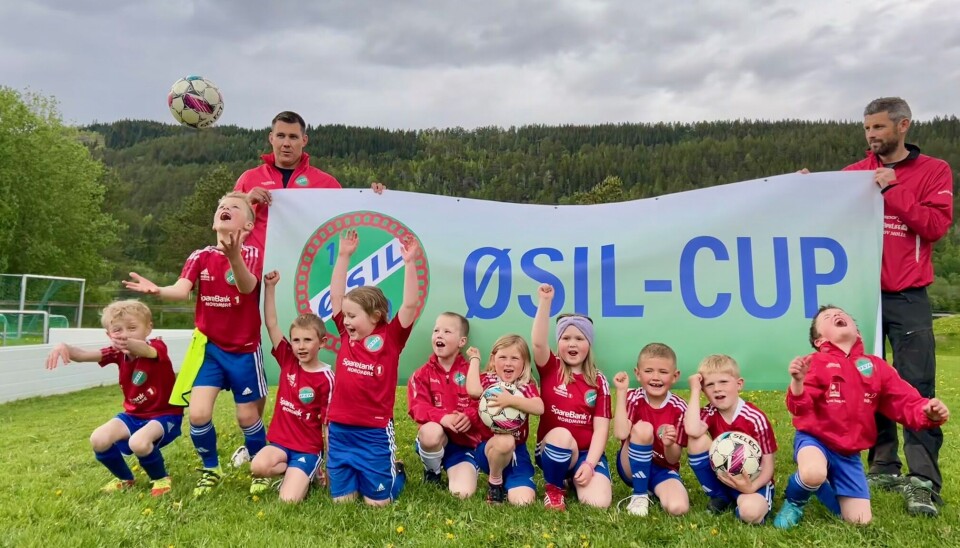 Knøttene er klare for kamp! Glade barn foran banner