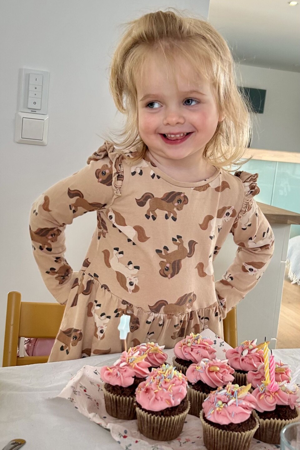 Louise Holsæter fyller 3 år Jente med hestekjole og muffins
