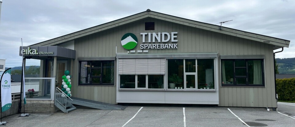 Ny logo på lokalene til Tinde Sparebank avdeling Surnadal. Et forretningsbygg med banklogo.