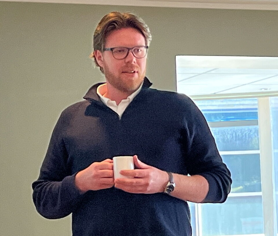 Lars Ove Løseth fortalte lit om LL Gruppen, og hvorfor de kjøpte hotellet. En mann som står med en kaffekopp i hendene.