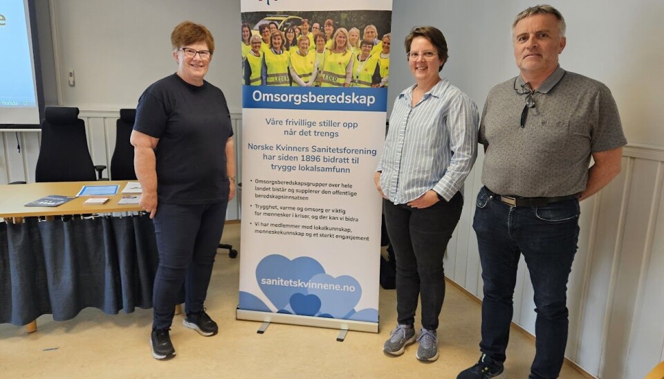 F.v Ann Elin Hess Brønstad, Agnethe Halgunset og Kåre Herrem informerte om omsorgsberedskap i Rindal. Tre personer som står ved en av sanitetsforeningen sine roll-up'er.