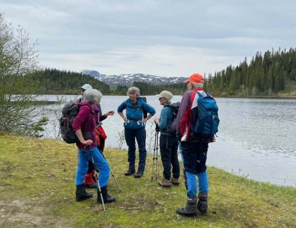 Pause ved Kysingvatnet. Ei lita gruppe turkledde folk ved et vann i marka,