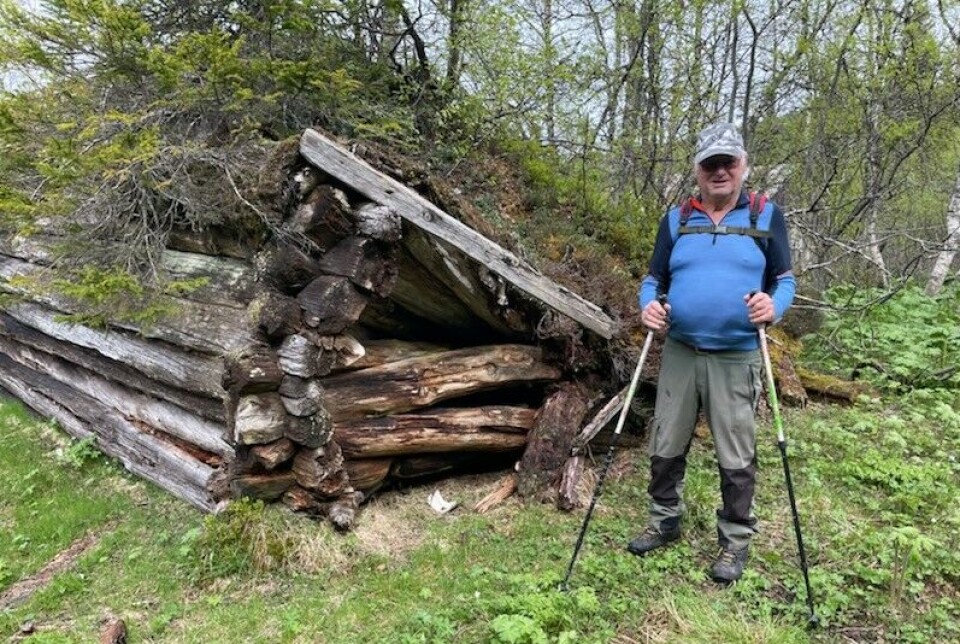 Tirsdagstur til Haltlisetra En mann ved ei sammenrast gammel høyløe i marka.