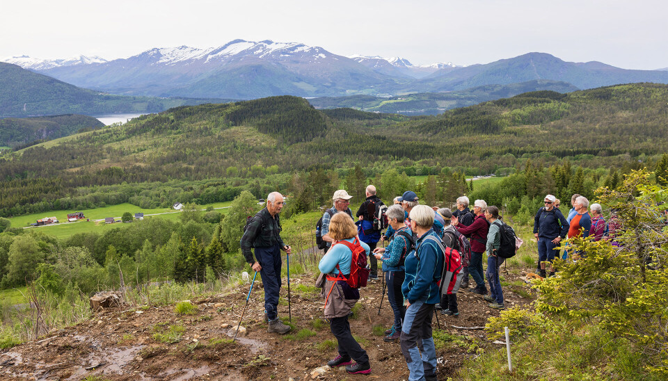 Første kvil på tur til Klåberget. Mange mennesker som står og kviler.