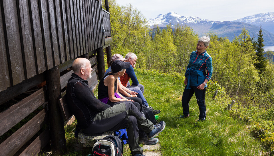 Kari Vang guidet oss på turen. Her ved hytta hennar. Mennesker ved ei hytte.