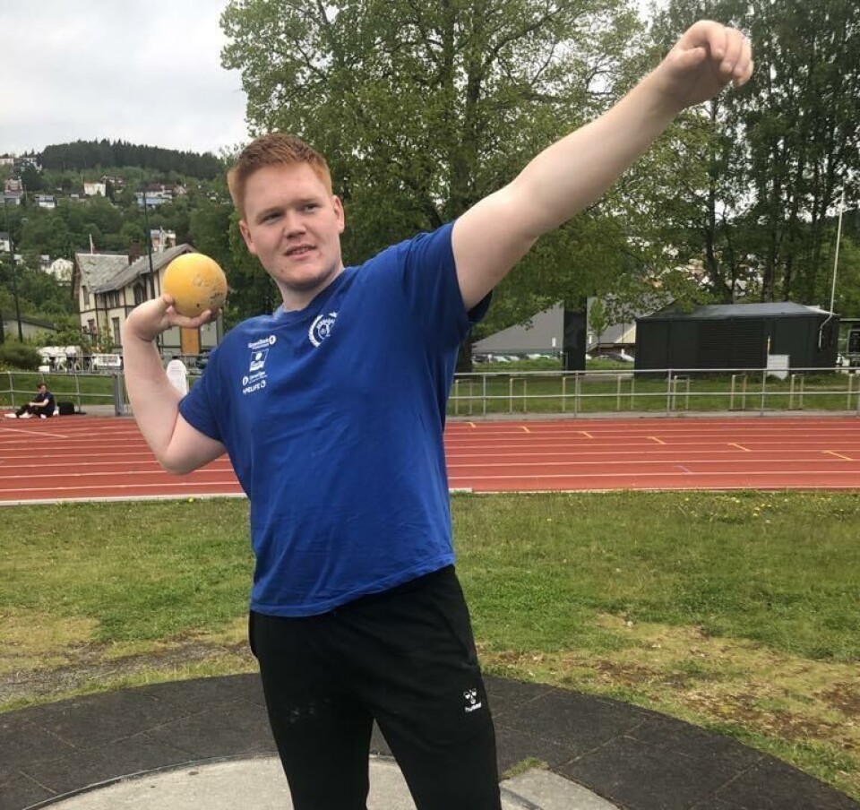 Sigve Holten (17 år) har utmerkt seg både internasjonalt og nasjonalt innan diskos, slegge og kulestøyt, og for det får han idrettstipendet. | En ung mann som kaster kule.