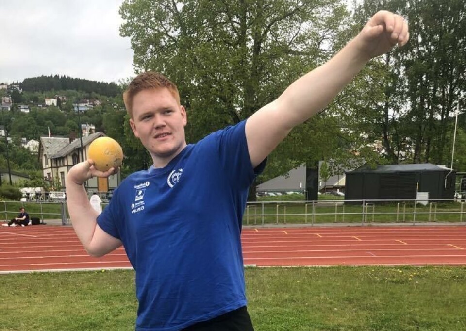 Sigve Holten tok gull i kulestøt og sølv i sleggekast under UM i Stjørdal fredag En ung mann som kaster kule.