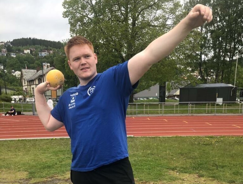 Sigve Holten (17 år) har utmerkt seg både internasjonalt og nasjonalt innen kulestøt En ung mann som kaster kule.