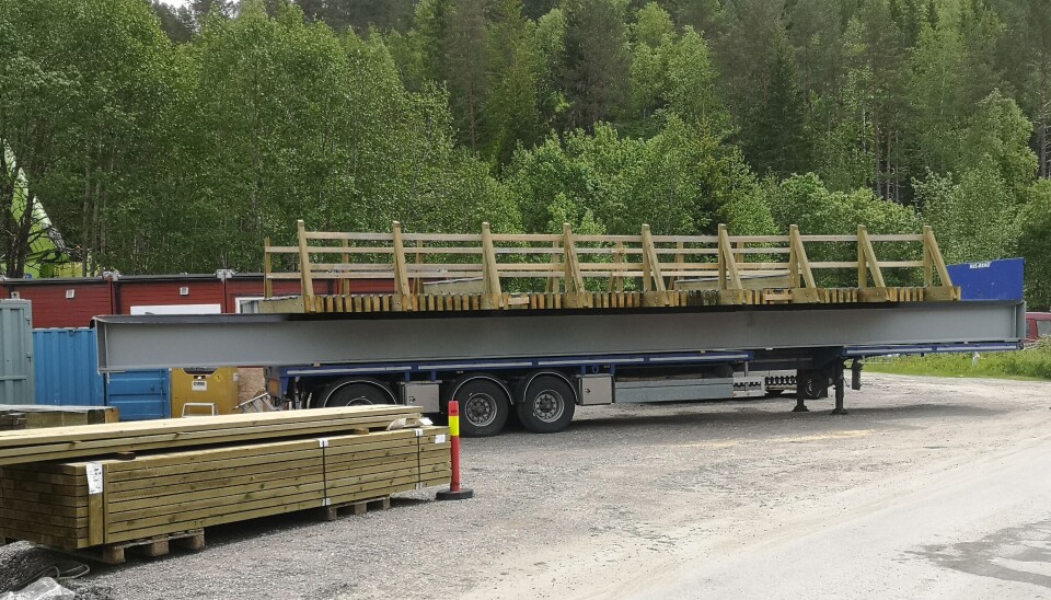 Nybrua på tralla klar for siste etappe. Ny bro på en henger.