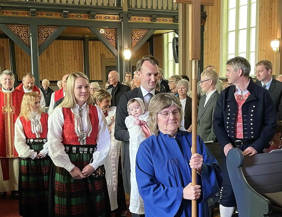 Messa startar med inngangsprosesjon. Biletet er frå 2023. En inngangsprosesjon i ei gudstjeneste.