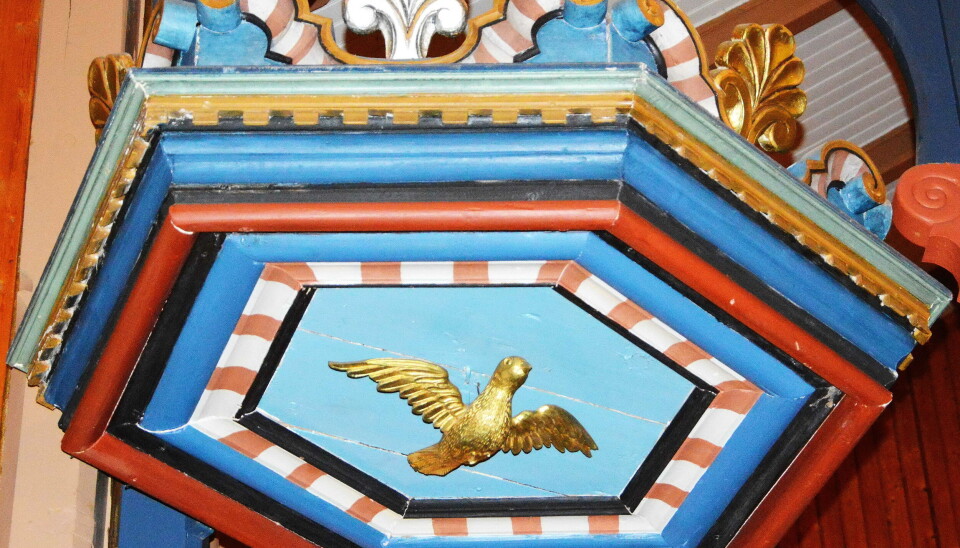 Andens pinsesymbol – Dua – over preikestolen i Stangvik kyrkje. En due i treskjæring som dekor i ei kirke.