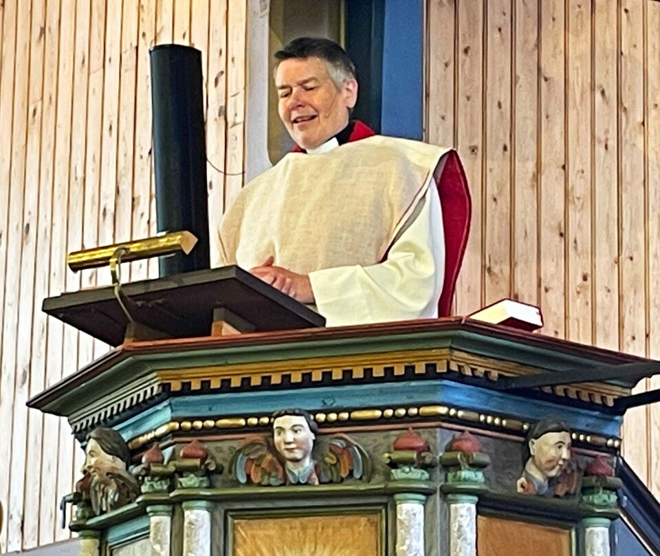 I år som i 2022 (biletet) er det Lene Gåsvatn som held preika. En kvinnelig prest på en prekestol.